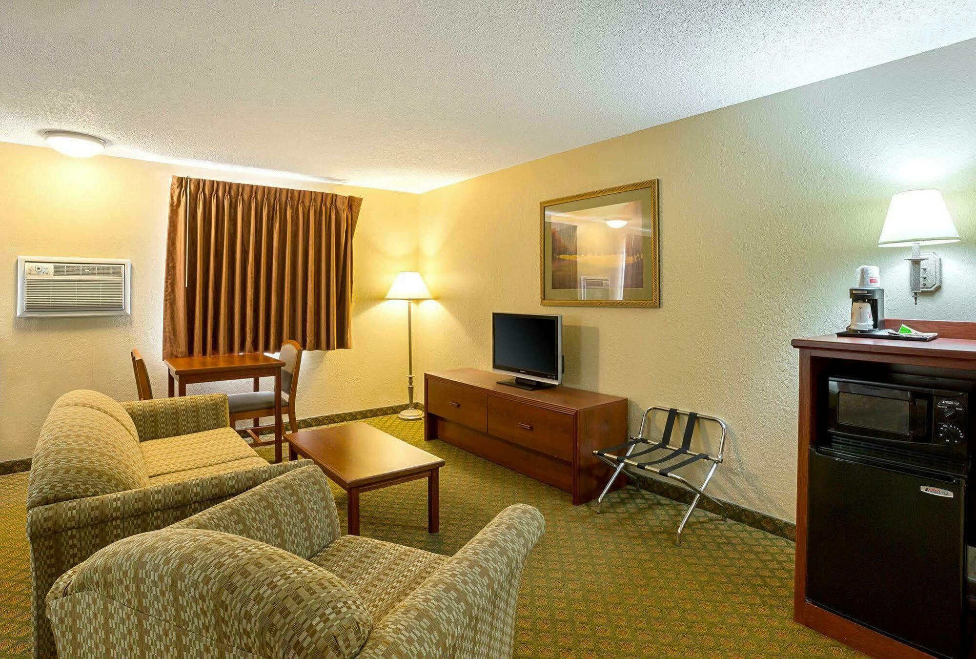 Rodeway Inn & Suites Kearney Exterior photo